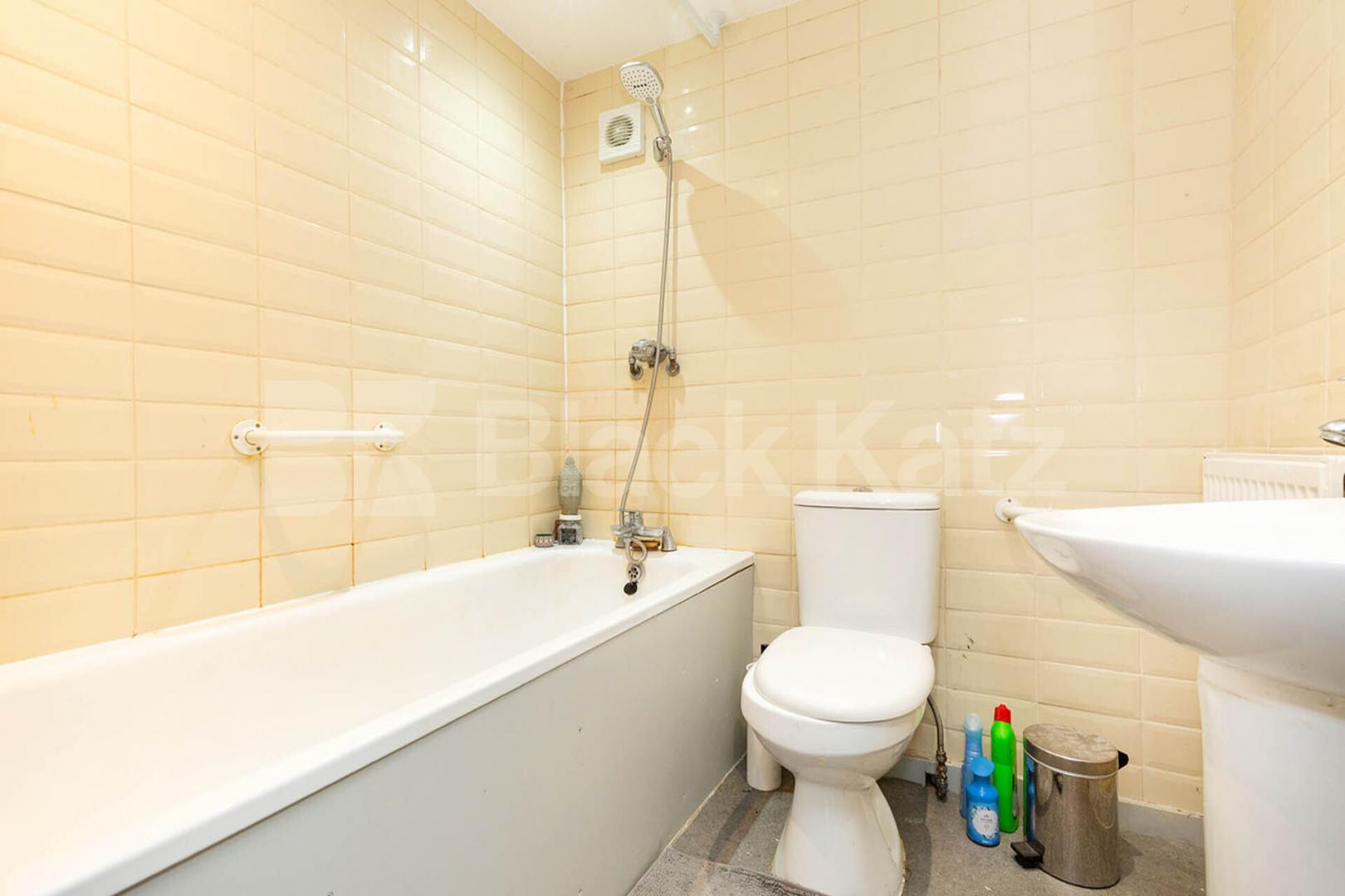 Large 6 bedroom house with 2 bathrooms and close to Archway Station Parolles Road, Archway